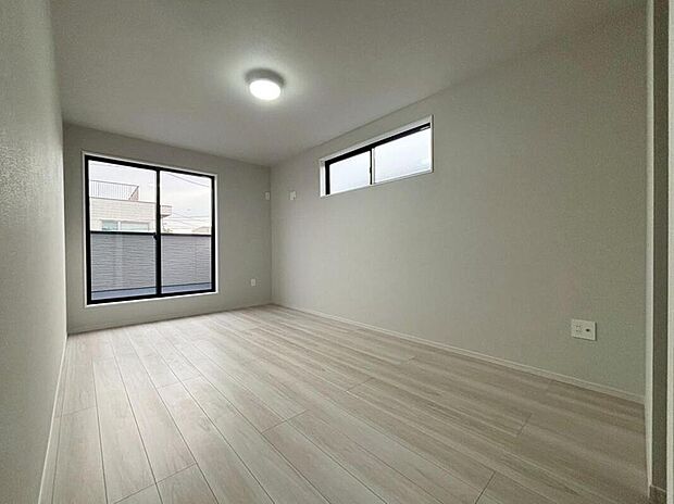 【リビング以外の居室】3号棟
バルコニーに直接アクセスできる居室です!
全居室に二面採光を施した為、晴れの日の日中はいつも明るい室内に。
窓を開放すれば、気持ちの良い風が入り込んできます。