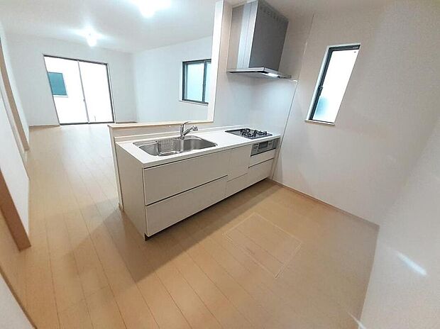 【キッチン】A号棟
収納力豊富なシステムキッチン。
大型スライド収納付きで、すっきり片付けやすいキッチンです。
床下収納もついています♪