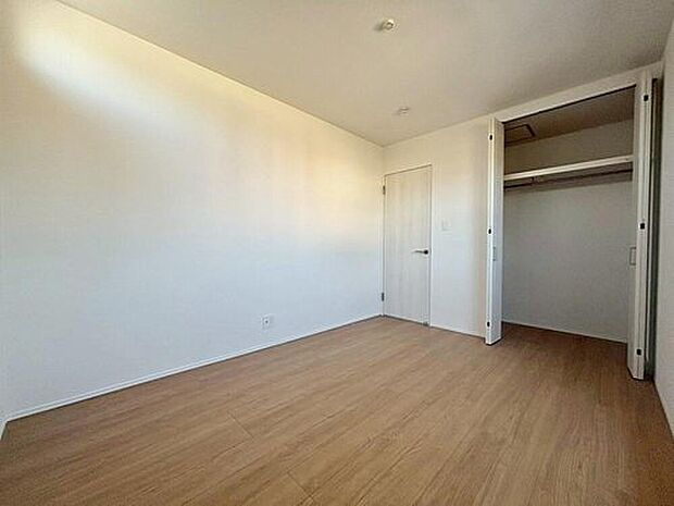 【収納】各居室に収納スペースを設けました!
お洋服をたくさんお持ちの方でもたっぷり収納できます。
お部屋を最大限広くご活用いただけます♪