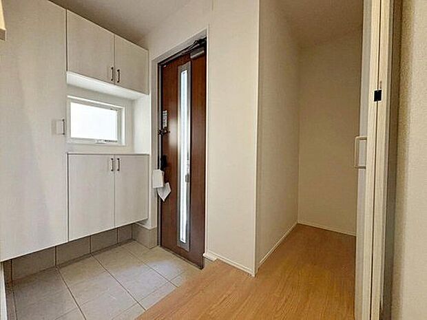 【玄関】明るくて清潔感溢れる玄関スペース♪
便利なシューズボックス&廊下収納付き☆
散らかりがちな玄関もスッキリ片付き、急な来客時でも安心ですね♪