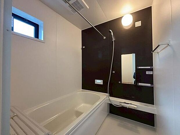 【浴室】１号棟
１坪以上広さを設けた浴室で、ゆったりバスタイム♪
お子様と一緒に入るにも充分な広さです。
一日の疲れを癒せます♪