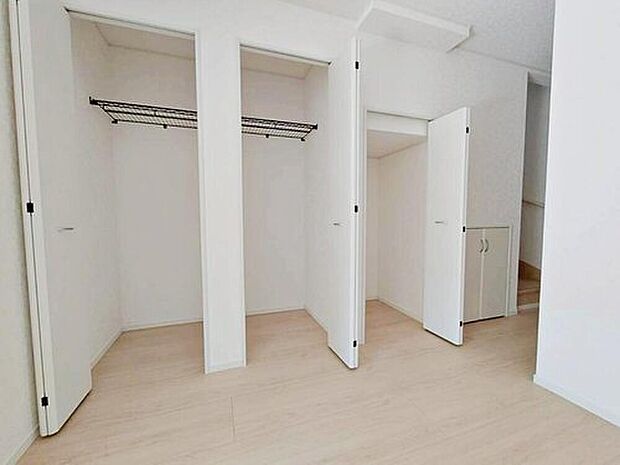 【収納】２号棟　リビング収納
リビングに４つの収納スペースを設けました♪
物や服が散らかりにくく、急な来客時でも安心ですね♪
家族みんなが使いやすい収納になりそう♪