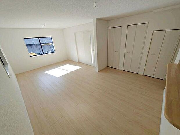 【リビング】２号棟
明るい雰囲気が心地いい２０．７帖の広々としたリビング♪　
採光良好です！
家族団らんの時間も増えそうなくつろぎの場所になりそう♪

