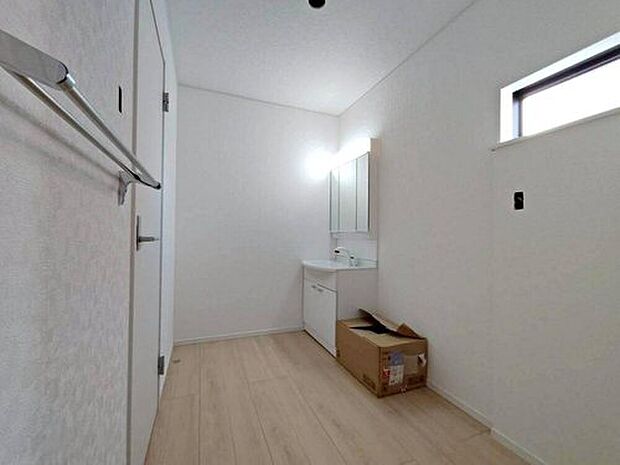 【洗面台・洗面所】３号棟
暮らしを快適にする三面鏡仕様の洗面化粧台。　　　
収納力と機能性に優れた使いやすい設備で、忙しい朝の身支度もスムーズに♪

