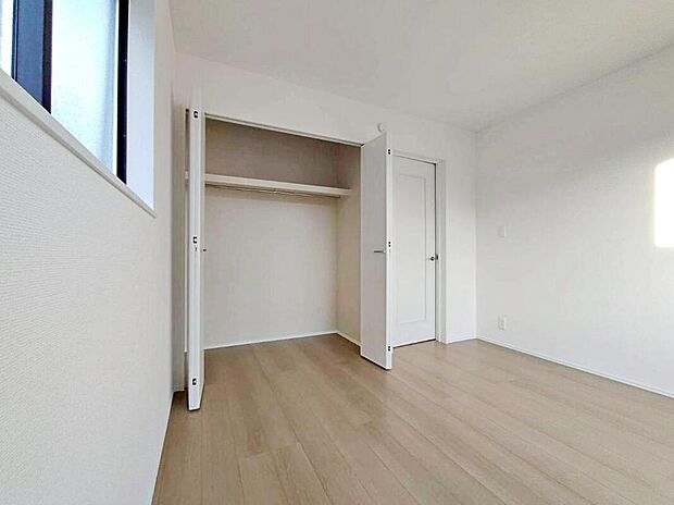 【収納】各居室に収納を設けました！
お洋服をたくさんお持ちの方でもたっぷり収納できます。
お部屋を最大限広くご活用いただけます。
