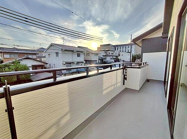 【バルコニー】２部屋続きのワイドバルコニーです♪
家族分の洗濯物もしっかり干せます。
南西向きで日当たりも良く、毎日のお洗濯が楽しくなりそう♪