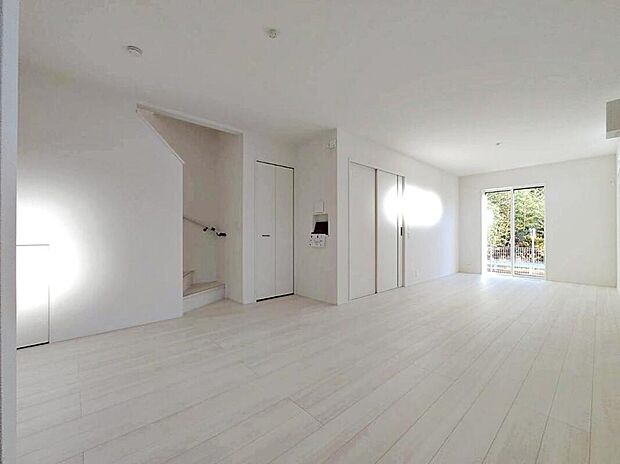 【リビング】1号棟
陽光ふりそそぐ明るい19.6帖の広々としたリビング。
対面式キッチンは、家事をしながら家族の様子が一目でわかる安心&便利設備♪