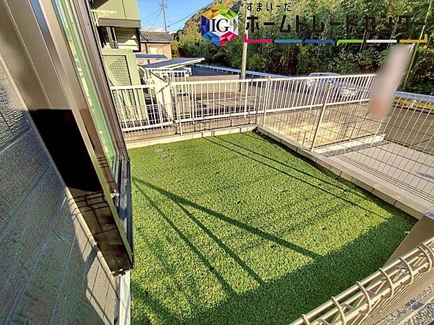 【庭】1号棟 お庭スペース☆
各棟にお庭・裏庭がございます♪
小さなお子様の遊び場や、ガーデニング・家庭菜園・BBQなど、お好みにおうち時間をお楽しみいただけます♪