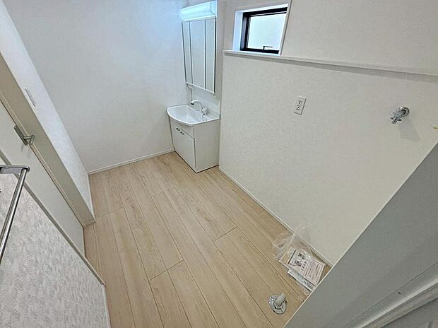 【洗面台・洗面所】１号棟
暮らしを快適にする三面鏡仕様の洗面化粧台。　　　
収納力と機能性に優れた使いやすい設備で、忙しい朝の身支度もスムーズに♪