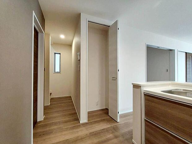 【収納】２号棟　リビング収納
リビングに収納スペースを設けました♪
物が散らかりにくく、急な来客時でも安心ですね♪
パントリーとして使っても良いですね♪