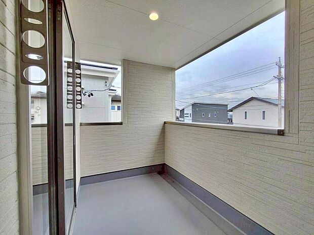 【バルコニー】２号棟
雨の日も洗濯物が濡れる心配のないインナーバルコニー♪
２部屋から出入り出来て大変便利です。
お洗濯だけでなく、ちょっとしたリラックスできる空間にもなりそうです☆