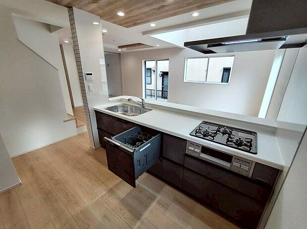 【キッチン】収納力豊富なシステムキッチン。
大型スライド収納付きで、すっきり片付けやすいキッチンです。
床下収納もついています♪