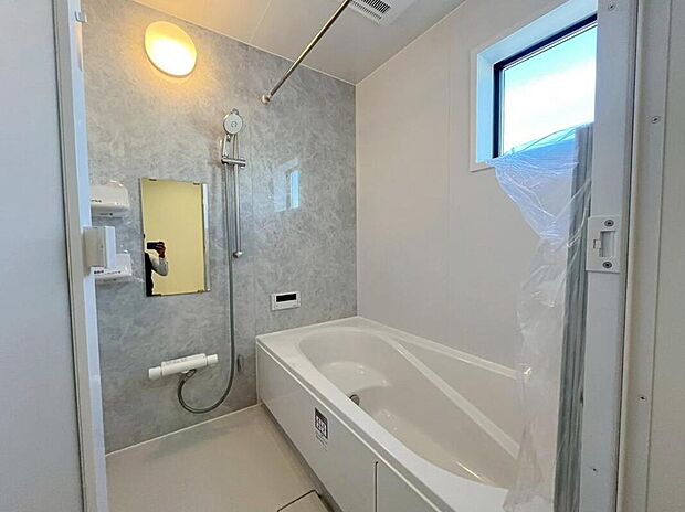 【浴室】３号地
１坪以上広さを設けた浴室で、ゆったりバスタイム♪
お子様と一緒に入るにも充分な広さです。一日の疲れを癒せます♪