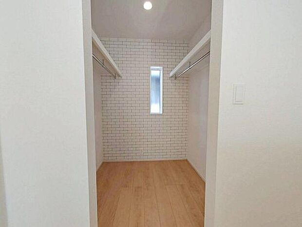 【収納】4号棟 ウォークインクローゼット
小窓が付いているので、カビや湿気の予防もできます♪
衣類だけでなく、スーツケースや季節家電などの大きな物も収納可能です♪