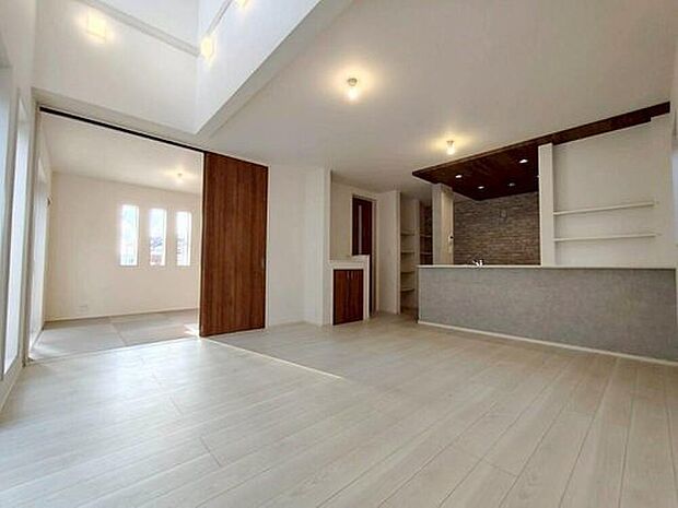 【リビング】3号棟
折上天井仕様の広々とした16.875帖の明るいリビング♪
対面式キッチンは、家事をしながら家族の様子が一目でわかる安心&便利設備♪