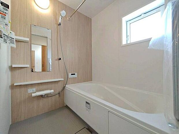 【浴室】4号棟
1坪以上広さを設けた浴室で、ゆったりバスタイム♪
お子様と一緒に入るにも充分な広さです。
一日の疲れを癒せます♪