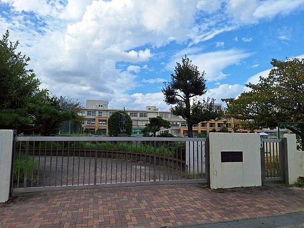 豊山町立豊山中学校（約1,003m）