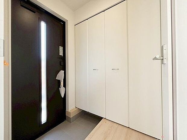 【玄関】明るくて清潔感溢れる玄関。
便利な下駄箱収納付きです♪
散らかりがちな玄関もすっきりと片付きます。