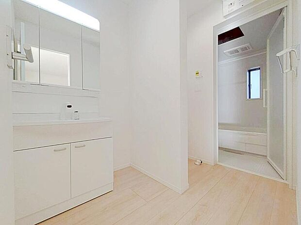 【洗面台・洗面所】1号棟
暮らしを快適にする三面鏡仕様の洗面化粧台。
収納力と機能性に優れた使いやすい設備で、忙しい朝の身支度もスムーズに♪