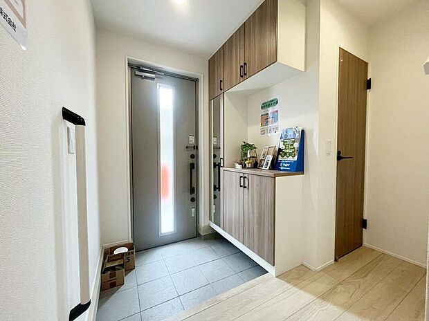 【玄関】１号棟
明るくて清潔感溢れる玄関。
便利な下駄箱収納付きです♪
散らかりがちな玄関もすっきりと片付きます。