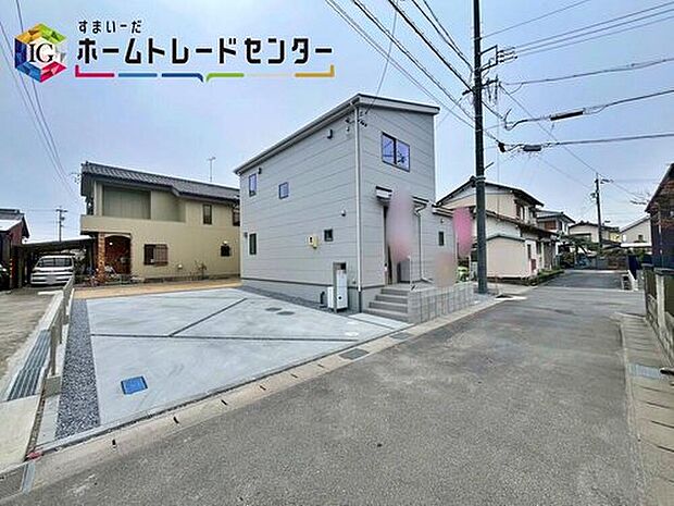 【前面道路含む現地写真】陽光あふれる明るい住まい☆周辺は静かで落ち着いた住宅街です。カースペースは車種により４台分で、ゆったり駐車できる広さです♪

