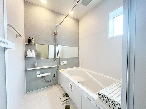 【浴室】窓付きのバスルームは、採光もあり明るく気持ちの良い空間です。窓があることで、換気環境も良好。掃除もスムーズに出来ます♪