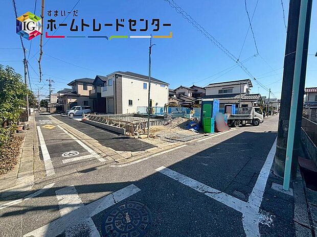 【前面道路含む現地写真】前面は、交通量の少ない西側約４ｍ、北側４ｍの道路です。
ゆとりがあり、駐車も落ち着いて行える
環境になっています。
しっかり舗装されている道路なので、ベビーカー等で通っても安心ですね♪