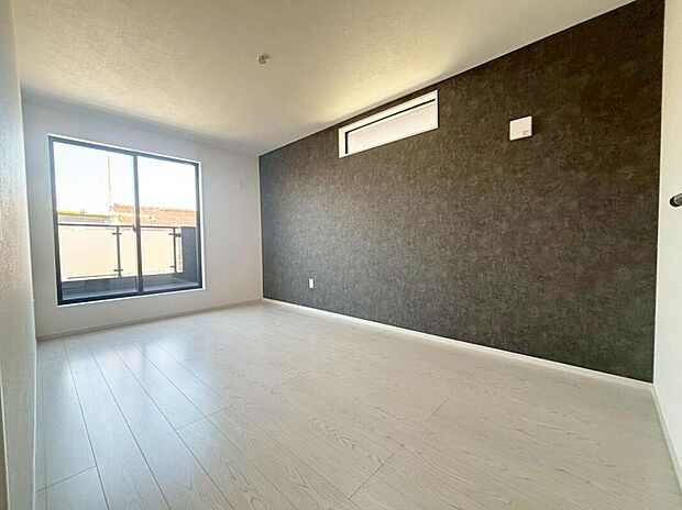 【リビング以外の居室】３号棟
バルコニーに直接アクセスできる居室です！
室内の空気を効率よく入れ替えることができ、夏場や湿気の多い時期には便利です♪