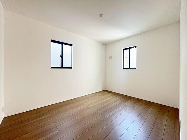 【リビング以外の居室】２号棟
全居室に２面採光を施した為、晴れの日の日中はいつも明るい室内に。
窓を開放すれば気持ちの良い風が入り込んできます。