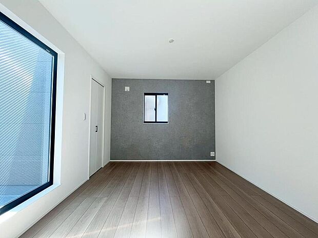 【リビング以外の居室】２号棟
バルコニーに直接アクセスできる居室です！
室内の空気を効率よく入れ替えることができ、夏場や湿気の多い時期には便利です♪