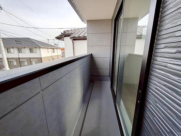 【バルコニー】1号棟
広々としたバルコニー♪
家族分の洗濯物もしっかり干せます。
日当たりも良く、毎日のお洗濯が楽しくなりそう♪