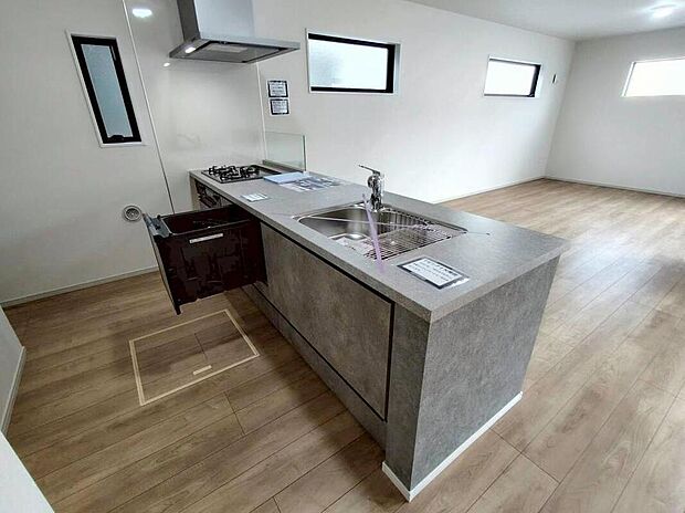 【キッチン】1号棟
収納力豊富なシステムキッチン。
毎日の洗い物がラクになる便利な食洗機付きです♪
時間を短縮して、家事の時間も確保できます。