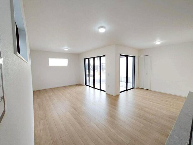 【リビング】1号棟
陽光差し込む20.2帖のリビング♪
対面式キッチンは、家事をしながら家族の様子が一目でわかる、安心&便利設備♪
リビング階段仕様となっているので、毎日家族とのコミュニケーションが捗りそ