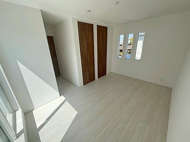 【リビング以外の居室】バルコニーに直接アクセスできる居室です!
室内の空気を効率よく入れ替えることができ、夏場や湿気の多い時期には便利です♪