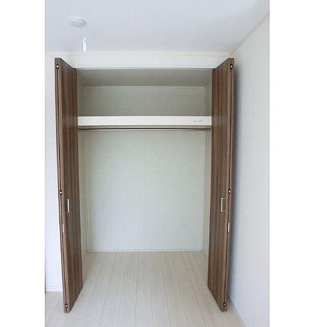 【クローゼット】衣類だけでなく、鞄などの小物からスーツケースやレジャー用品などの大きな物までたっぷり収納出来ます。