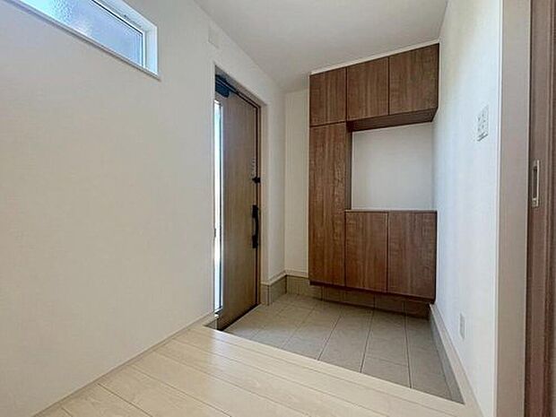 【玄関】明るくて清潔感溢れる、広々とした玄関スペース♪
玄関がスッキリ片付いて便利なシューズボックス付きです♪
急な来客時でも安心ですね♪