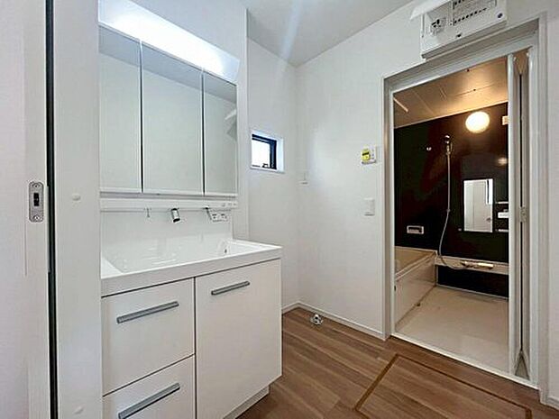 【洗面台・洗面所】暮らしを快適にする三面鏡仕様の洗面化粧台。
収納力と機能性に優れた使いやすい設備で、忙しい朝の身支度もスムーズに♪