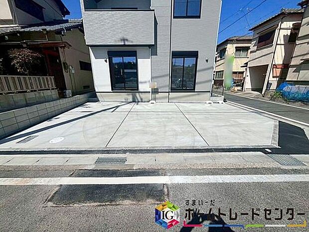 【駐車場】並列3台駐車可能なスペースを確保しました☆
来客時も安心です♪
セカンドカー用にされてもいいですね♪
交通量が少なく、ゆとりをもって駐車できます。
駐車が必要ないスペースは他の用途多数!