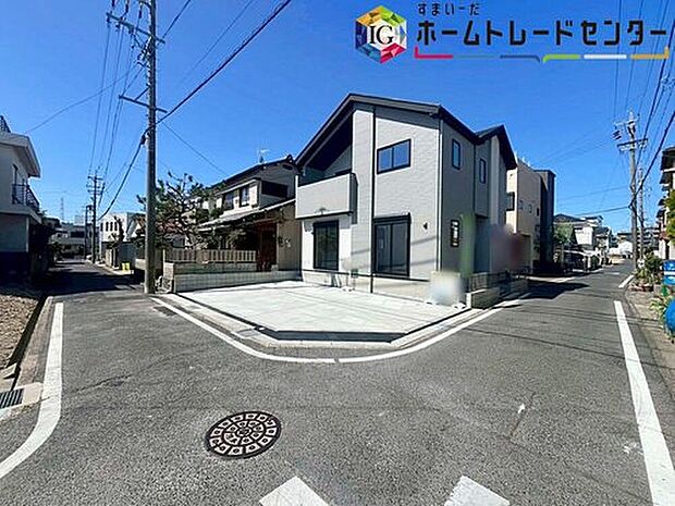 【前面道路含む現地写真】前面は、交通量の少ない東側約4m・南側約4mの公道です。
ゆとりがあり、駐車も落ち着いて行える
環境になっています。