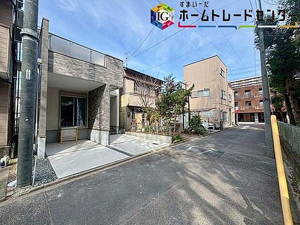 【前面道路含む現地写真】前面は、交通量の少ない南側約４．５ｍの道路です。
ゆとりがあり、駐車も落ち着いて行える
環境になっています。
しっかり舗装されている道路なのでベビーカー等で通っても安心ですね♪