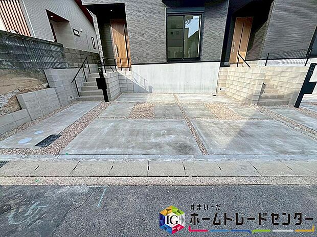 【駐車場】1号棟 駐車スペース
余裕をもって並列に2台駐車ができる広々とした駐車スペース。
玄関そばに駐車スペースがございますので、まとめ買いをした際にも運ぶのが簡単です!