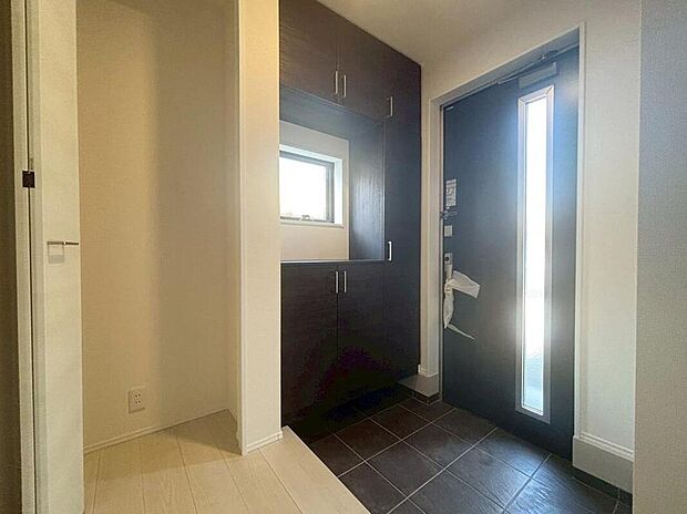 【玄関】2号棟
明るくて清潔感溢れる玄関。
便利な下駄箱収納付きです♪
廊下には収納スペースがあり、散らかりがちな玄関もすっきりと片付きます。