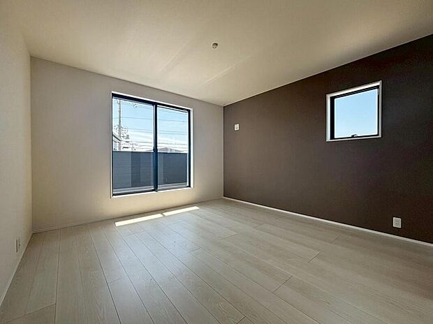 【リビング以外の居室】2号棟
バルコニーに直接アクセスできる居室です!
室内の空気を効率よく入れ替えることができ、夏場や湿気の多い時期には便利です♪