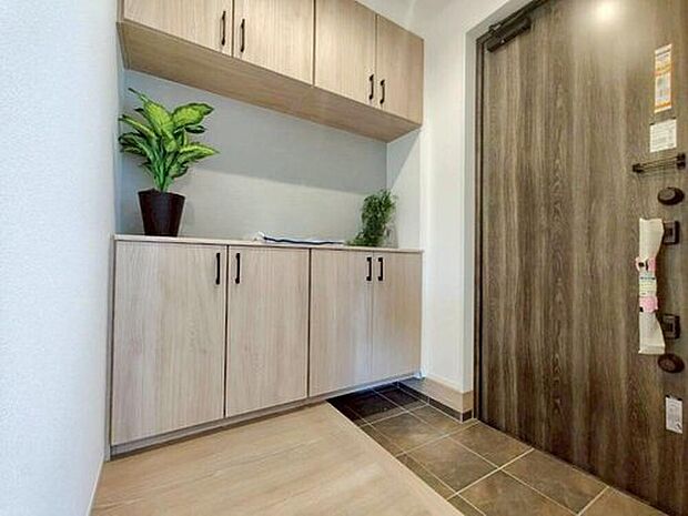 【玄関】４号地
明るくて清潔感溢れる玄関。
便利な下駄箱収納付きです♪
散らかりがちな玄関もすっきりと片付きます。