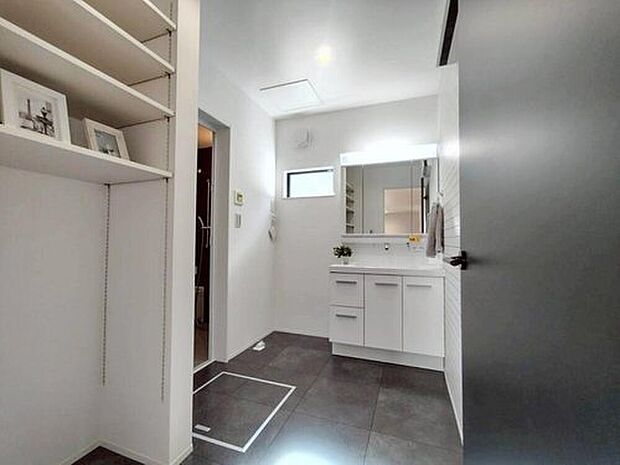 【洗面台・洗面所】４号地
広々とした洗面スペース♪
暮らしを快適にする三面鏡仕様の洗面化粧台。
収納力と機能性に優れた使いやすい設備で、忙しい朝の身支度もスムーズに♪