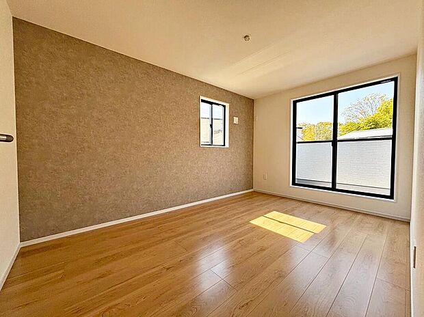 【リビング以外の居室】バルコニーに直接アクセスできる、ウォークインクローゼット付きの居室です♪
２面採光を施した為、晴れの日の日中はいつも明るい室内になります♪