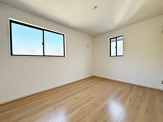 【リビング以外の居室】２面採光を施した為、晴れの日の日中はいつも明るい室内に。　
窓を開放すれば、気持ちの良い風が入り込んできます。