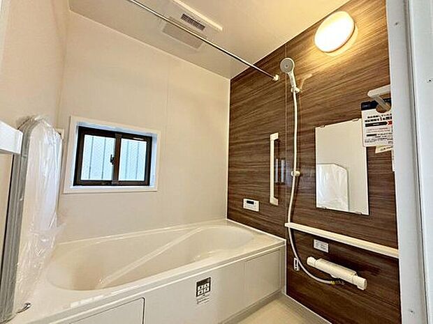 【浴室】B号棟
１坪以上広さを設けた浴室で、ゆったりバスタイム♪
お子様と一緒に入るにも充分な広さです。
一日の疲れを癒せます♪