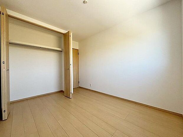 【収納】B号棟
各居室に収納スペースを設けました！
お洋服をたくさんお持ちの方でもたっぷり収納できます。
お部屋を最大限広くご活用いただけます♪