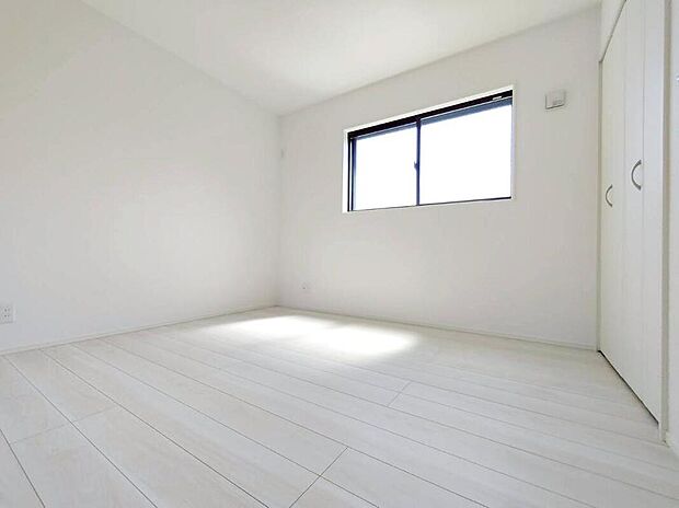 【リビング以外の居室】1号棟
晴れの日の日中はいつも明るい室内に。窓を開放すれば、気持ちの良い風が入り込んできます。